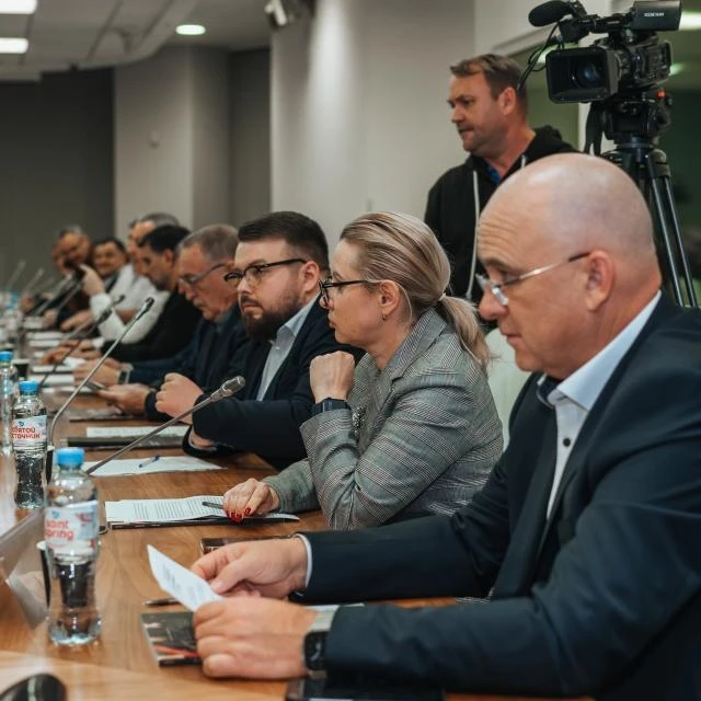 Участники заседания Сочинского Делового Клуба за столом с микрофонами